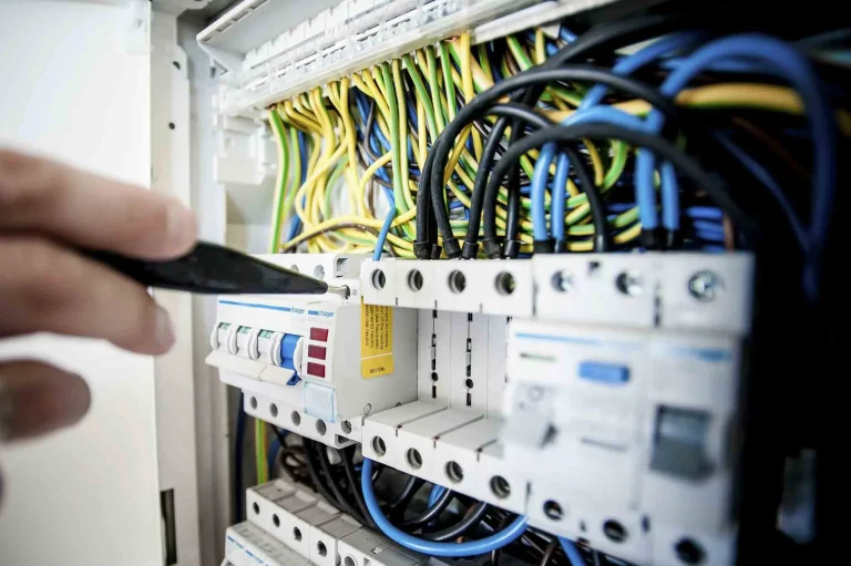 électricien qui installe un tableau électrique Quimper en Finistère